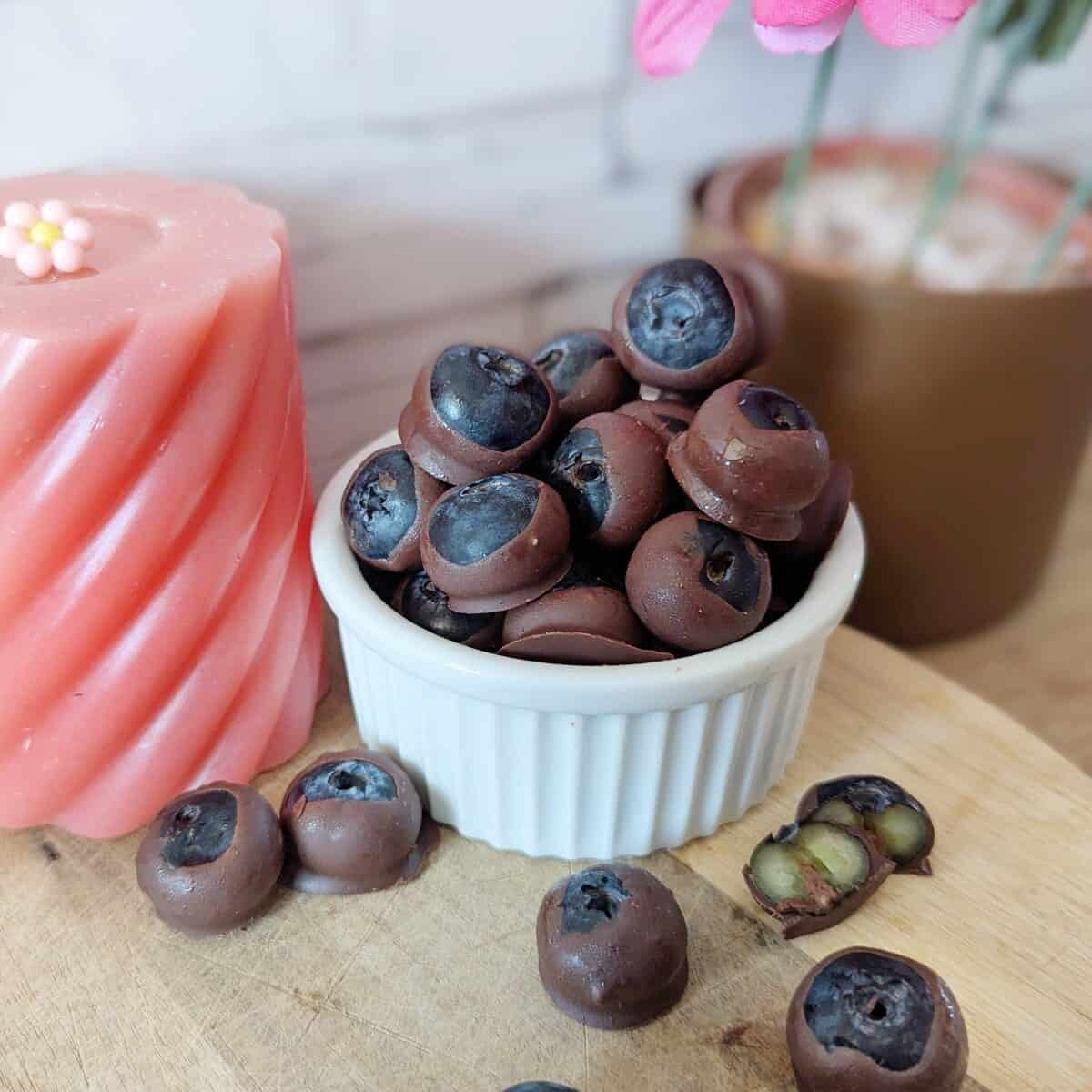 Fresh blueberries dipped in chocolate and creamy cashew nut butter.